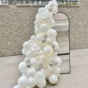 Украса с балони на огледало